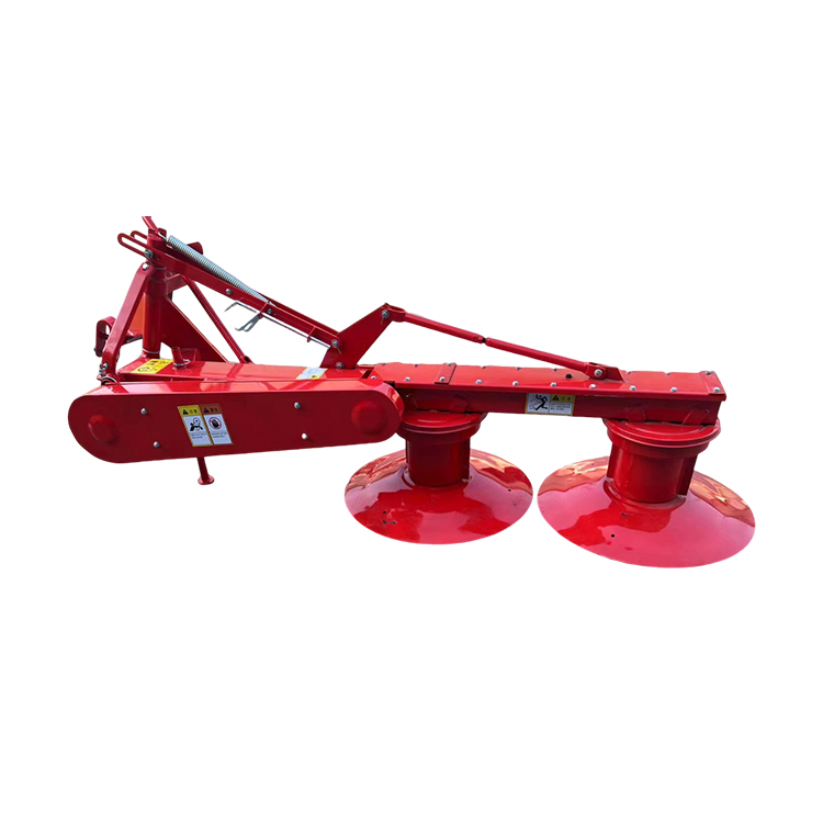 Traktor dipasang pemotong jerami
