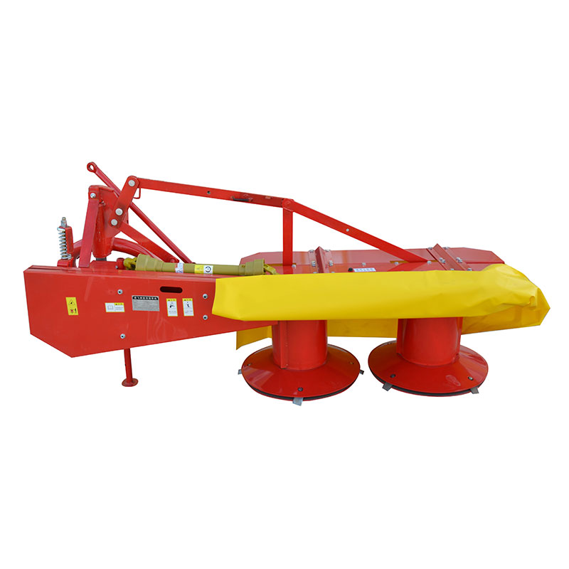 Traktor dipasang pemotong rumput